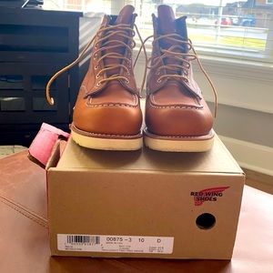 Great pair of Classic Moc Red Wing Boots in size 10 and Oro-Legacy color